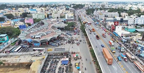 குடியிருப்புகள் மற்றும் தொழிற்சாலைகள் நிரம்பிய ஓசூர் தொழில் நகரம்.