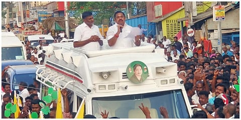 திருப்பத்தூரில் அதிமுக வேட்பாளர் கலியபெருமாளை ஆதரித்து அதிமுக பொதுச் செயலாளர் எடப்பாடி பழனிசாமி  பிரச்சாரம் மேற்கொண்டார்.