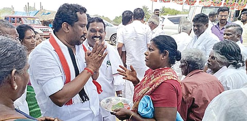 மித்ராவயலில் ப.சிதம்பரத்திடம் வாக்குவாதம் செய்த பெண், அதிமுக வேட்பாளர் சேவியர்தாஸுக்கு ஆரத்தி எடுத்து வரவேற்றார்.