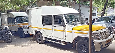 விருதுநகரில் உரிய ஆவணங்களின்றி தங்க நகைகளை கொண்டுசென்ற வாகனங்கள்.