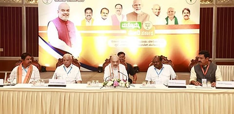 கர்நாடகாவில் காங்கிரஸை சமாளிக்க‌ பாஜக, மஜத தலைவர்களுடன் அமித் ஷா வியூகம்
