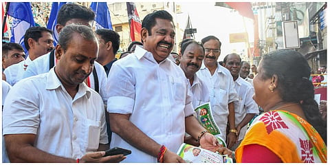 சேலத்தில் அதிமுக வேட்பாளரை ஆதரித்து பொதுமக்களிடம் வாக்கு சேகரித்த அக்கட்சியின் பொதுச் செயலாளர் எடப்பாடி பழனிசாமி  | படம்: எஸ்.குருபிரசாத்