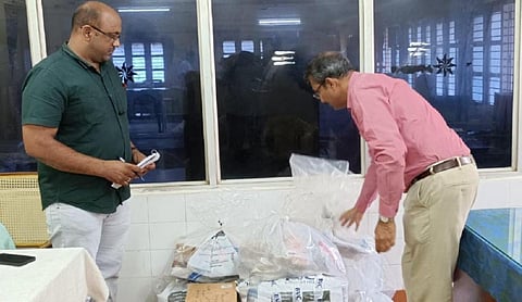 ராசிபுரம் அருகே மல்லூர் சோதனை சாவடியில் பறிமுதல் செய்யப்பட்ட தங்க, வெள்ளி நகைகளை தேர்தல் அலுவலர்கள் கணக்கிட்டனர். 