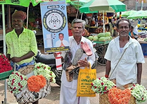 விழுப்புரம் தொகுதியில் சுயேச்சை வேட்பாளர் செருப்பு மாலை அணிந்து அரசன் பதாகை ஏந்தி வாக்கு சேகரித்தார்.