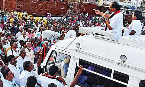 திண்டுக்கல் மேட்டுப்பட்டியில் மார்க்சிஸ்ட் வேட்பாளரை ஆதரித்து பிரச்சாரம் செய்த லியோனி. படம்: நா.தங்கரத்தினம