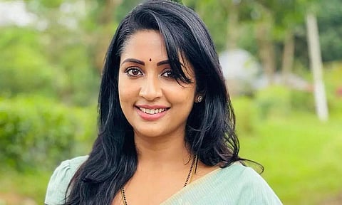 ஆன்லைனில் பழைய புடவை விற்று நன்கொடை வழங்கிய நவ்யா நாயர்