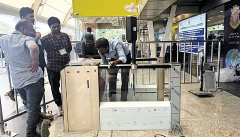 நீண்ட வரிசை மற்றும் பேப்பர் பயன்பாடு தவிர்க்க உதவும் வகையில் கோவை விமான நிலையத்தில் அமைக்கப்பட்டுவரும் ‘டிஜி யாத்ரா’ பிரத்யேக திட்ட கருவிகள். படம்: ஜெ.மனோகரன்.