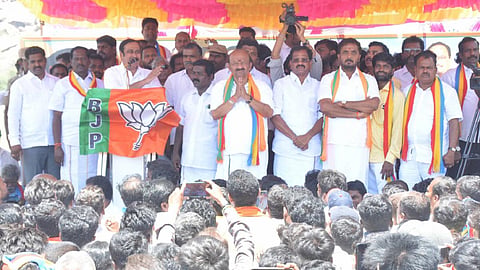 தேசிய ஜனநாயக கூட்டணியின் கிருஷ்ணகிரி மக்களவைத் தொகுதி பாஜக வேட்பாளர் நரசிம்மனை ஆதரித்து பாமக தலைவர் அன்புமணி பிரச்சாரம் செய்தார்.