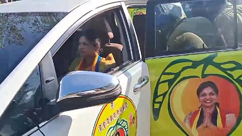 மேச்சேரி அடுத்த தொப்பூர் பிரிவு சாலையில் சவுமியா அன்புமணியின் காரை சோதனையிட்ட நிலை கண்காணிப்பு குழுவினர்.