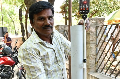 ஆழ்துளை கிணற்றின் நீர் அளவை அறியும் கருவி: மதுரை எலக்ட்ரீஷியன் கண்டுபிடித்து அசத்தல்