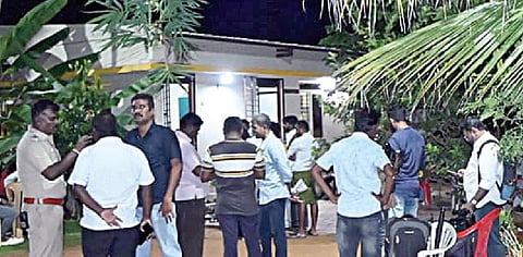 திருநெல்வேலி பாளையங்கோட்டை மகாராஜ நகரில் உள்ள மத்திய மாவட்ட திமுக அலுவலகத்தில் நேற்று இரவு சோதனை மேற்கொண்ட வருமான வரித் துறை அதிகாரிகள்.  படம்: மு.லெட்சுமி அருண்