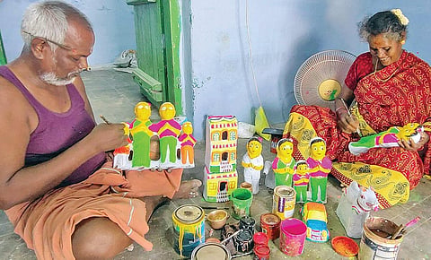 பங்குனி பொங்கல் விழாவுக்காக விருதுநகரில் தயாராகி வரும் நேர்த்திக்கடன் பொம்மைகளுக்கு வண்ணம் பூசும் பணியில் ஈடுபட்ட நாகராஜன்.