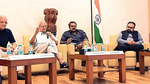 2024 மக்களவை பொதுத் தேர்தல் எதிர்கொள்ளும் முக்கிய பிரச்சினைகள் குறித்த அறிவுசார் கருத்து பரிமாற்ற குழு விவாதம் சென்னை சுரானா அண்ட் சுரானா சர்வேதச சட்ட மையத்தில் நேற்று நடைபெற்றது. இந்த விவாதத்தில் பங்கேற்று பேசுகிறார் முன்னாள் தலைமை தேர்தல் ஆணையர் என்.கோபாலசுவாமி. அருகில் முன்னாள் தலைமை தேர்தல் ஆணையர் டி.எஸ்.கிருஷ்ணமூர்த்தி,
டைம்ஸ் ஆஃப் இந்தியா சென்னை ஆசிரியர் அருண் ராம், பெங்களூரு விதி சட்ட மையத் தலைவர் அலோக் பிரசன்னா, அம்பேத்கர் சட்டப் பல்கலைக்கழக உதவிப் பேராசிரியர் ராகுல் நெகு மற்றும் நிகழ்ச்சியை ஒருங்கிணைத்த சுரானா மைய முதன்மை செயல் அலுவலர் வினோத் சுரானா.