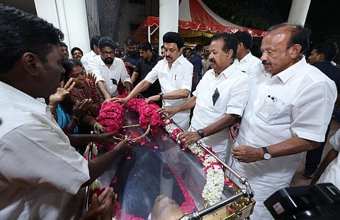 திமுக எம்எல்ஏ புகழேந்தி உடலுக்கு அமைச்சர்கள், நிர்வாகிகள் அஞ்சலி