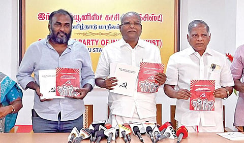 மார்க்சிஸ்ட் கட்சி தேர்தல் அறிக்கையை மாநில செயலாளர் கே.பாலகிருஷ்ணன் நேற்று வெளியிட்டார். இதில், தலைமைக் குழு உறுப்பினர் ஜி.ராமகிருஷ்ணன், மாநிலக் குழு உறுப்பினர்கள் ஐ.ஆறுமுக நயினார், பா.ஜான்சி ராணி, வெ.ராஜசேகரன், இ.முத்துக்குமார் உள்ளிட்டோர் பங்கேற்றனர். படம்: எஸ்.சத்தியசீலன்