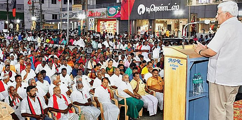 திண்டுக்கல் தொகுதி மார்க்சிஸ்ட் வேட்பாளர் ஆர்.சச்சிதானந்தத்தை ஆதரித்து ஒட்டன் சத்திரத்தில் பேசிய அக்கட்சியின் அரசியல் தலைமைக் குழு உறுப்பினர் பிரகாஷ் காரத். படம்: நா.தங்கரத்தினம்