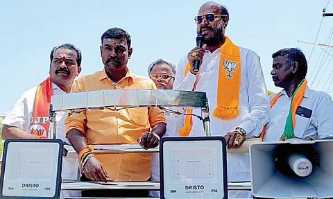 ராஜபாளையம் பகுதியில் பிரச்சாரத்தில் ஈடுபட்ட தென்காசி தொகுதி வேட்பாளர் ஜான்பாண்டியன்.
