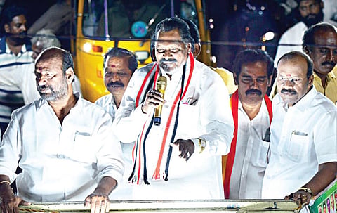 தாம்பரத்தில் அதிமுக வேட்பாளரை ஆதரித்து பிரச்சாரம் செய்த அவைத்தலைவர் அ.தமிழ் மகன் உசேன்