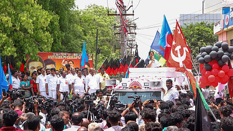 தேர்தல் பிரச்சாரக் கூட்டத்தில் திமுக பெண் வேட்பாளர் கனிமொழி.