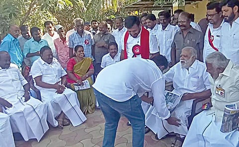 அமைச்சர் பெரியசாமியிடம் காலில் விழுந்து ஆசிபெற்ற முன்னாள் அமைச்சர் திண்டுக்கல் சீனிவாசனின் மகன் சதீஷ்.