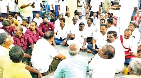 கோவில்பட்டியில் பங்குனி பெருந்திருவிழா நிகழ்ச்சிகளுக்கு காவல்துறையினர் கெடுபிடி செய்ததால் செண்பகவல்லி அம்மன் கோயில் மண்டபத்தில் நேற்று முன்தினம் திரண்டிருந்த அரசியல் கட்சியினர், மண்டகப்படிதாரர்கள்.