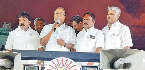 பெரம்பலூர் புதிய பேருந்து நிலையம் அருகில் திமுக வேட்பாளர் அருண்நேருவை ஆதரித்து நேற்று  பிரச்சாரம்  செய்த மார்க்சிஸ்ட் கம்யூனிஸ்ட் கட்சியின் மாநிலச் செயலாளர் கே.பாலகிருஷ்ணன்.