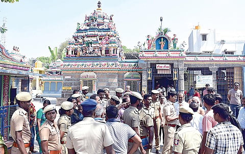 ஜமீன் பல்லாவரத்தில் தனியார் வசமிருந்த நீலகண்டேஸ்வரர் கோயிலை அறநிலையத் துறை கையகப்படுத்தி உள்ளது.   
| படங்கள்: எம்.முத்துகணேஷ் |