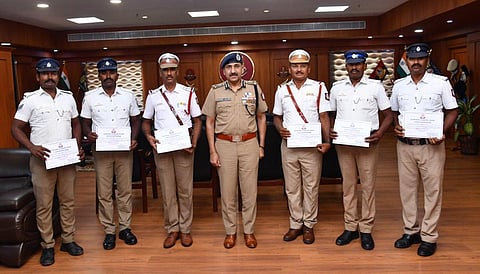 சென்னை துரைப்பாக்கம் ஓஎம்ஆர் ரேடியல் சாலையில், காரில் மயங்கி கிடந்த ஓட்டுநருக்கு முதலுதவி சிகிச்சை அளித்து மருத்துவமனையில் அனுமதித்து உயிரைக் காப்பாற்றிய போக்குவரத்து போலீஸாரை காவல் ஆணையர் சந்தீப் ராய் ரத்தோர் நேரில் அழைத்து பாராட்டினார்.