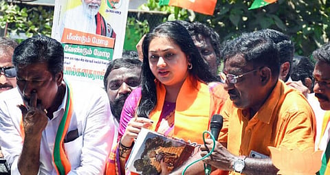 “கரோனாவில் இருந்து மக்களை காப்பாற்றியவர் மோடி” - நமீதா பிரச்சாரம்