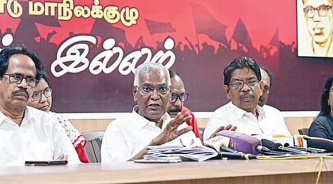 சென்னையில் நேற்று செய்தியாளர்களிடம் பேசிய டி.ராஜா. உடன் இந்திய கம்யூனிஸ்ட் மாநில துணைச் செயலாளர் மு.வீரபாண்டியன், தேசிய செயற்குழு உறுப்பினர் டி.எம்.மூர்த்தி, மாநில செயற்குழு உறுப்பினர் வகிதா, மாநில குழு உறுப்பினர் சாந்தி உள்ளிட்டோர். 
| படம்: எஸ்.சத்தியசீலன் |