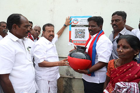 ரவிக்குமாரின் டிஜிட்டல் பிரச்சாரத்திற்கான QR Code-ஐ ஒட்டினார்  அமைச்சர் பொன்முடி