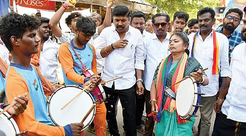 திண்டுக்கல் கோவிந்தாபுரம் பகுதியில் பறையடித்து நடனம் ஆடி வாக்கு சேகரிப்பில் ஈடுபட்ட பாமக வேட்பாளர் திலகபாமா. படம்: நா. தங்கரத்தினம்