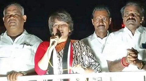 “திமுக ஆட்சியில் தவறாக வழிநடத்தப்படும் இளைஞர்கள்” - நடிகை காயத்ரி ரகுராம்