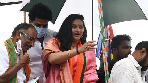 “மோடி எனும் மனிதரை தோற்கடிக்க முடியாது” - நடிகை நமீதா பிரச்சாரம் @ திருப்பூர்