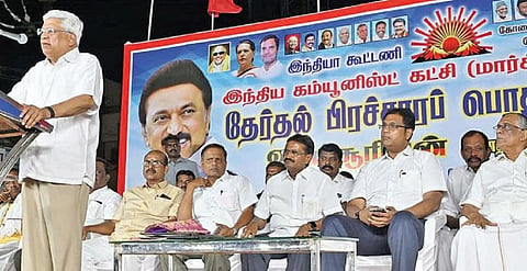 கோவை தேர்நிலைத்திடலில் நடந்த இண்டியா கூட்டணியின் தேர்தல் பிரச்சாரக் கூட்டத்தில் பேசிய  மா.கம்யூ. கட்சியின் மூத்த தலைவர் பிரகாஷ் காரத். அருகில் அமைச்சர் டி.ஆர்.பி.ராஜா உள்ளிட்டோர்.  படம்: ஜெ.மனோகரன்