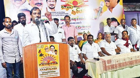 வேலூர் மக்களவை  தொகுதி திமுக வேட்பாளர் கதிர் ஆனந்துக்கு‌ ஆதர வாக மேல்மொணவூர் பகுதியில் நடைபெற்ற பிரச்சார கூட்டத்தில் வாக்கு சேகரித்த தமிழக வாழ்வுரிமை  கட்சி நிறுவன தலைவர் வேல்முருகன். படம்: வி.எம்.மணிநாதன்.