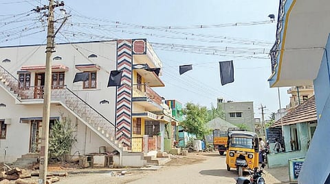 நிலக்கோட்டை அருகே கோடாங்கிநாயக்கன்பட்டி கிராமத்தில் எஸ்டிபிஐ  கட்சி வேட்பாளர் முகமது முபாரக் பிரச்சாரம் செய்ய எதிர்ப்பு தெரிவித்து தெருக்களில் கட்டப்பட்டுள்ள கருப்புக் கொடி.