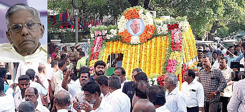 சென்னை தி.நகரில் உள்ள வீட்டில் இருந்து ஆர்.எம்.வீரப்பன் உடலுடன் நுங்கம்பாக்கம் மயானம் நோக்கி நடைபெற்ற இறுதி ஊர்வலம். படம்: எஸ்.சத்தியசீலன்