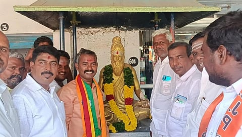 திருவள்ளுவர் சிலைக்கு திருநீறு பூசி, குங்குமம் வைத்து வணங்கிய தி.மலை பாஜக வேட்பாளர்!