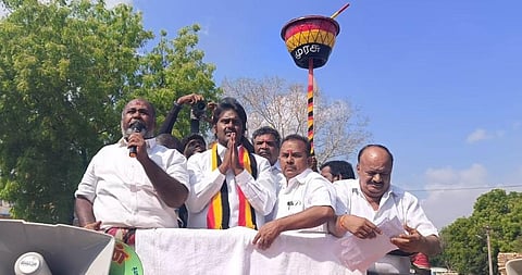 டி.கல்லுப்பட்டி பகுதியில் விருதுநகர் மக்களவைத் தொகுதியில் போட்டியிடும் விஜய பிரபாகரன் பிரச்சாரம் மேற்கொண்டார்.