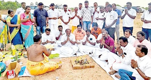 திருநெல்வேலி மாவட்டம் அம்பாசமுத்திரத்தில் வரும் 15-ம் தேதி பிரதமர் மோடி பங்கேற்கும் 
பிரச்சார பொதுக்கூட்டத்துக்கு மேடை அமைக்கும் பணி பூமி பூஜையுடன் தொடங்கியது.