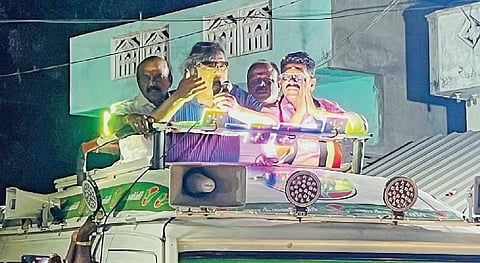 மதுரை கீழப்பனங்காடி பகுதியில் அதிமுக வேட்பாளர் சரவணனுக்கு  ஆதரவாக பிரச்சாரம் செய்த நடிகர் கார்த்திக்.