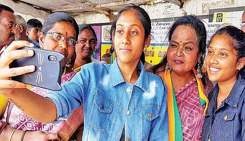உதகை ஏடிசி பகுதியில் பிரச்சாரம் மேற்கொண்ட திரைப்பட நடன இயக்குநர் கலாவுடன் செல்ஃபி எடுத்துக்கொண்ட பெண்கள்.