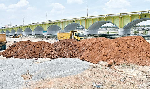 மதுரை வைகை ஆற்றில் நடைபெற்றுவரும் சித்திரைத் திருவிழா முன்னேற்பாடுகள். படம்: எஸ்.கிருஷ்ணமூர்த்தி