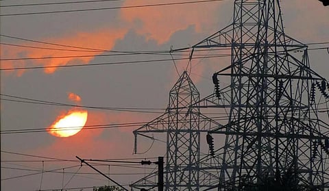 நம்பிக்கையளிக்கும் மின் துறை: கொள்முதல் விலையிலும் கவனம் வேண்டும்