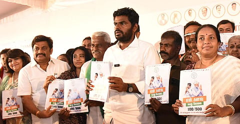 கோவை மக்களவை தொகுதிக்கான தேர்தல் அறிக்கை வெளியிடும் தெற்கு தொகுதி எம் எல் ஏ வானதி சீனிவாசன் உடன் வேட்பாளர் அண்ணாமலை உள்ளிட்டோர் படம் ஜெ.மனோகரன்