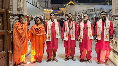வாராணசி கோயிலில் காவி உடையுடன் பூசாரிகள் வேடத்தில் காவலர்கள் - உ.பி.யில் சர்ச்சை