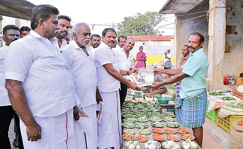 வைகுண்டம் பகுதியில் திமுக வேட்பாளர் கனிமொழிக்கு ஆதரவாக வாக்கு சேகரிப்பில் ஈடுபட்ட முன்னாள் எம்பி எஸ்.ஆர்.ஜெயதுரை.