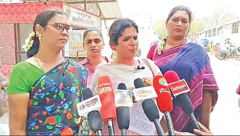 கள்ளக்குறிச்சி ஆட்சியரிடம் மனு அளித்த திருநங்கைகள்.
