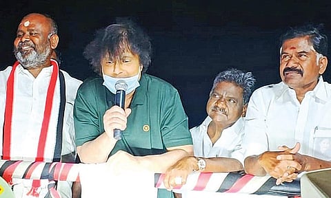 ஆண்டிபட்டியில் அதிமுகவுக்கு ஆதரவாக பிரச்சாரத்தில் ஈடுபட்ட நடிகர் கார்த்திக்.